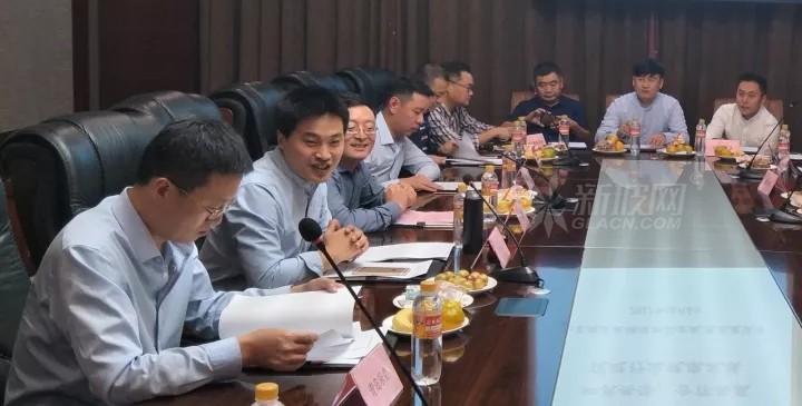10月6日，山东部分建筑玻璃深加工企业在省会济南召开交流座谈会