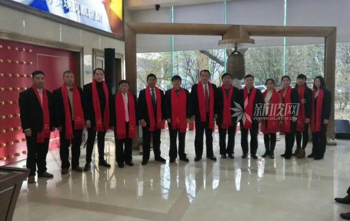 豫科玻璃新三板挂牌16名高管出席北京敲钟仪式