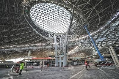 北京新机场航站楼上万片玻璃“披戴整齐”