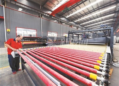 洛阳港信：玻璃深加工设备进军国际市场