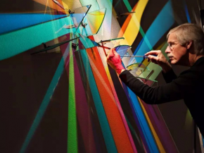 艺术家用玻璃与灯光打造出彩虹世界