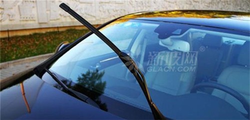 汽车玻璃常用清水清洗竟然会损伤玻璃