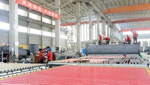 洛阳港信生产线投产可年产百台玻璃钢化炉