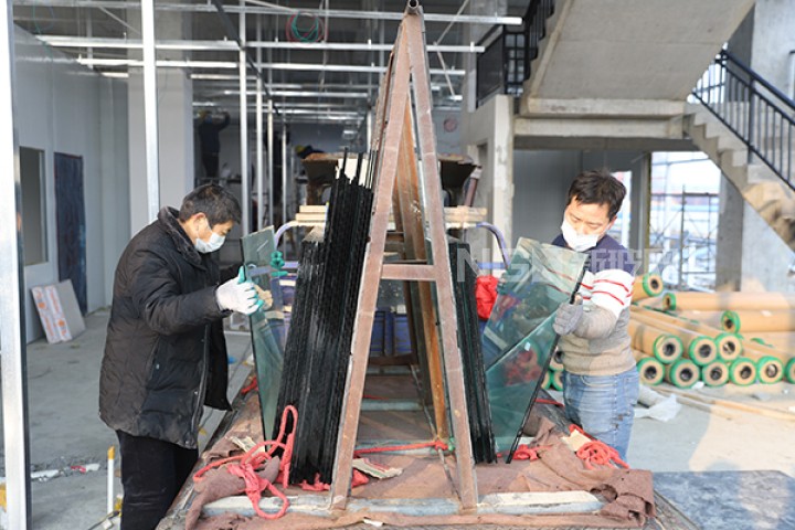 邓州华耀公司为邓州版“小汤山”医院捐赠钢化玻璃