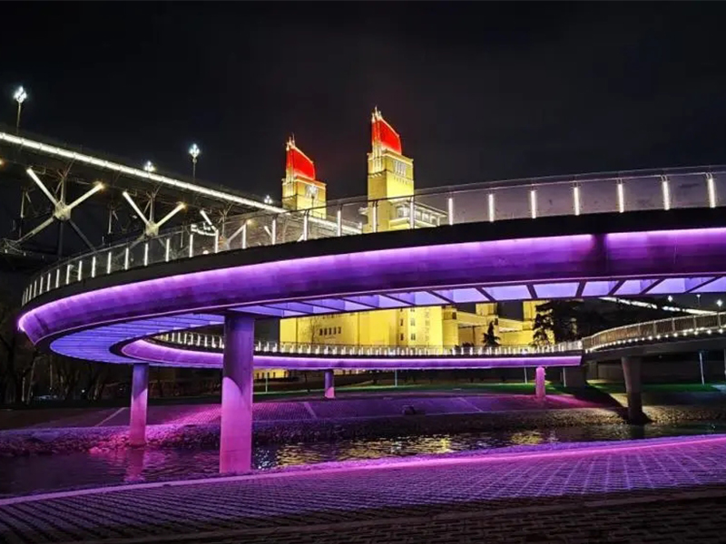 南京长江大桥圆形玻璃景观桥试亮灯，预计5月对外开放