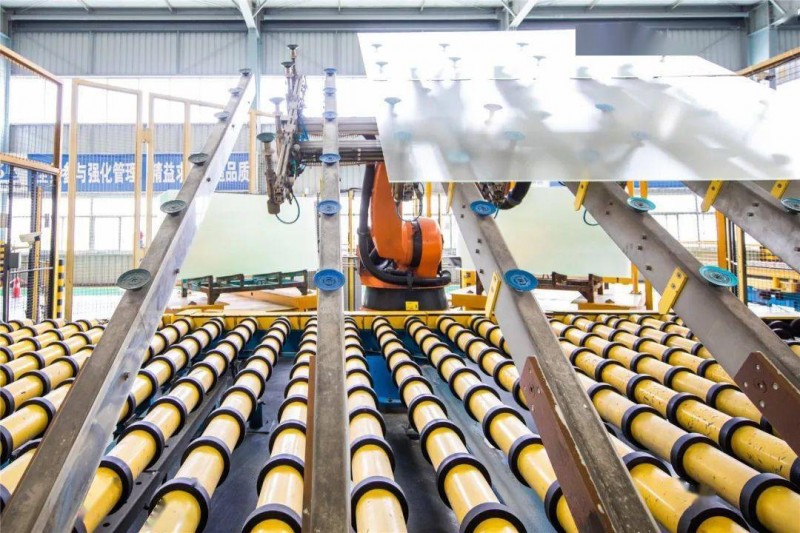 吴江南玻玻璃有限公司自动化生产线机械臂正在作业