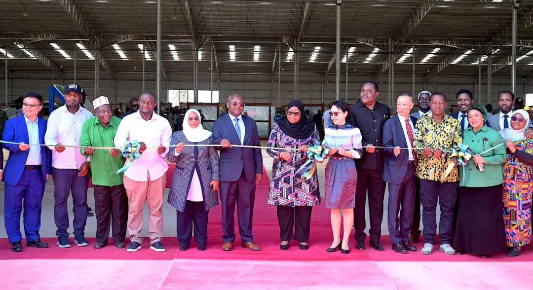陈明健大使和坦桑尼亚总统哈桑共同出席旺康浮法玻璃厂开业典礼